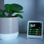 Een moderne luchtwasser in een stijlvolle woonkamer, die bijdraagt aan een gezonde luchtkwaliteit en comfort voor het gezin.