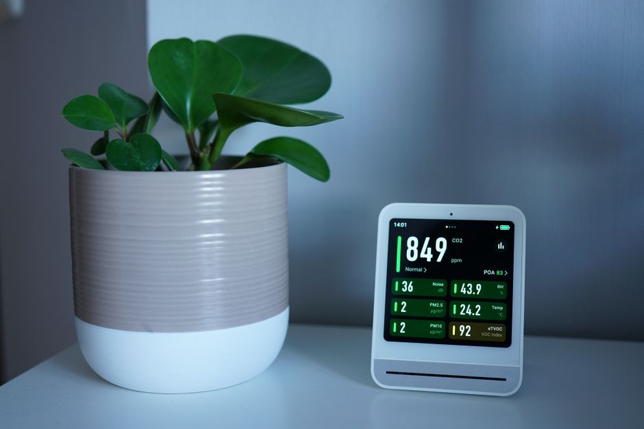 Een moderne luchtwasser in een stijlvolle woonkamer, die bijdraagt aan een gezonde luchtkwaliteit en comfort voor het gezin.