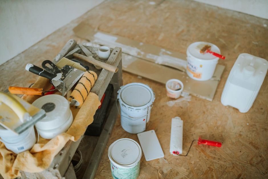 Professioneel herstel van een epoxyvloer met aandacht voor detail voor een duurzame afwerking.